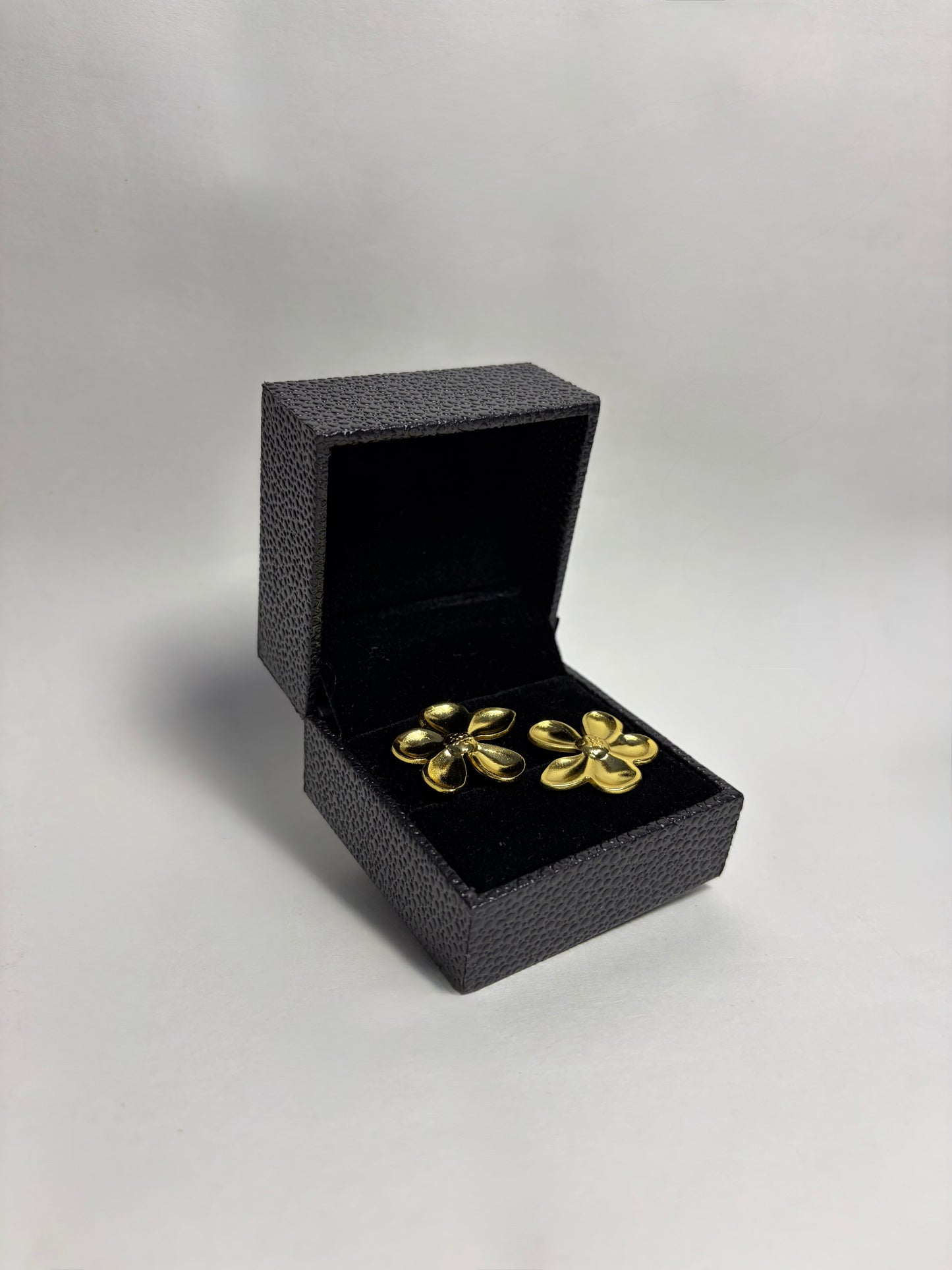 THE LUMIA DAISY STUDS